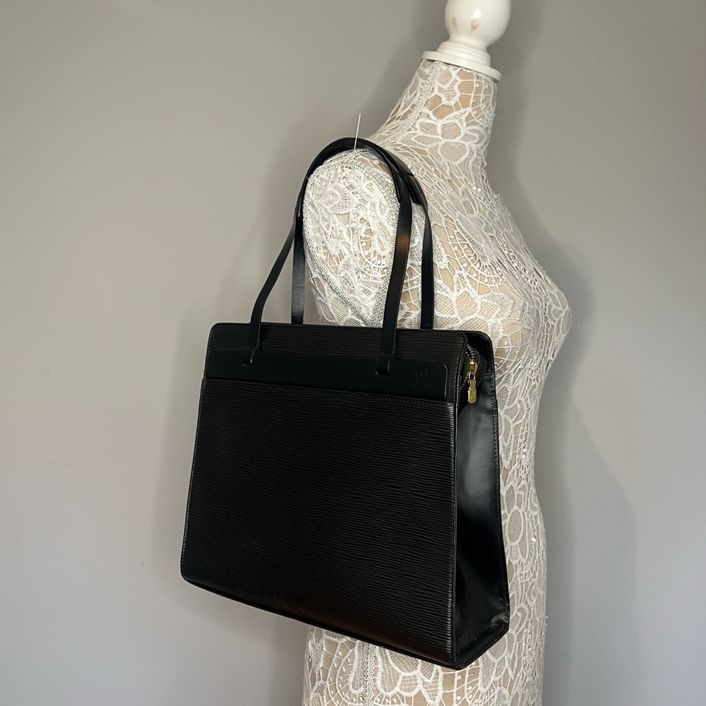 Louis Vuitton Tote Bag
Epi Leather